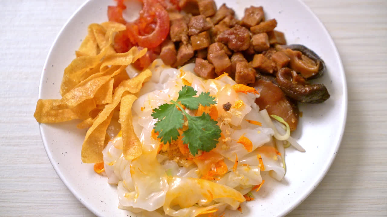 달콤한 간장 소스에 돼지고기와 두부를 넣은 중국 찐 쌀국수 - 아시아 음식 스타일