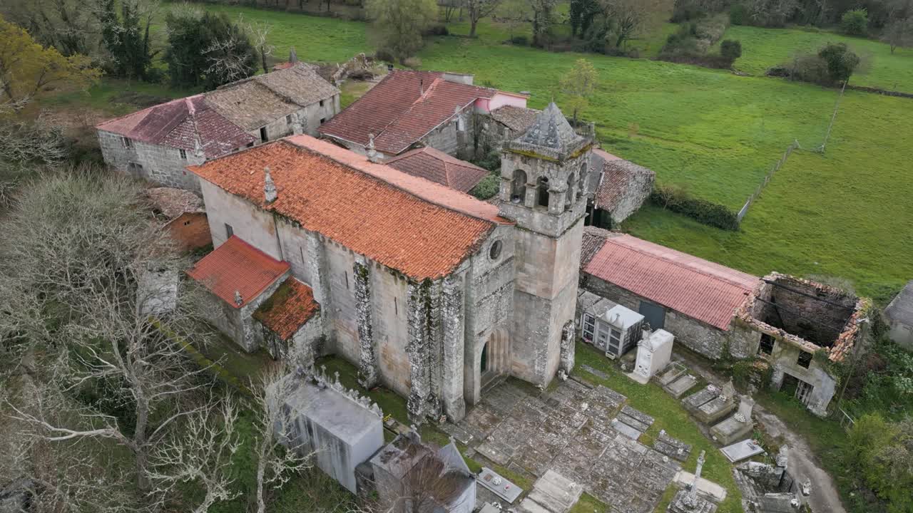 aerial de la iglesia de santa maría codosedo, sarreaus ourense, españa