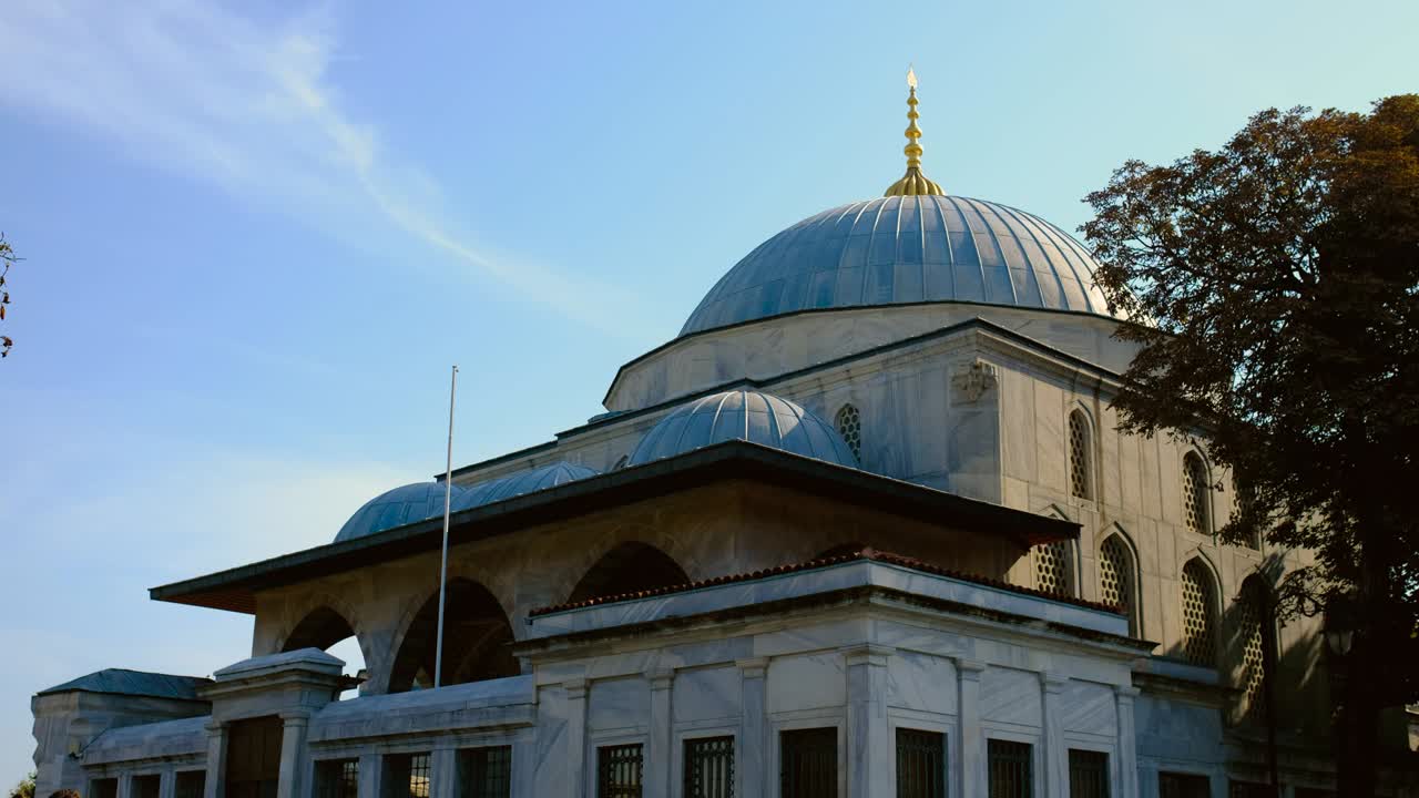 tiro de ángulo bajo de la mezquita azul en estambul
