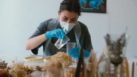 mujer creando arte de resina