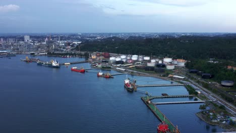 Puerto-De-Balikpapan-Y-Planta-De-Refinería-De-Petróleo-PT-Pertamina-En-Kalimantan,-Indonesia---Toma-Aérea-Con-Drones