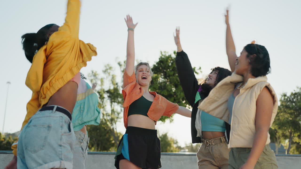 друзья, празднование и руки вместе