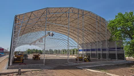 Adjuntando-El-Techo-Y-Los-Lados-A-Un-Enorme-Edificio-De-Entramado-De-Celosía---Lapso-De-Tiempo-Del-Sitio-De-Construcción