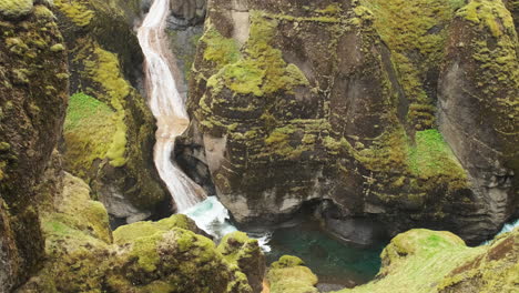 cascada en el cañón del río nórdico fjadrargljufur