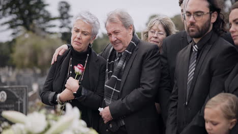 muerte, funeral y pareja de ancianos tristes juntos