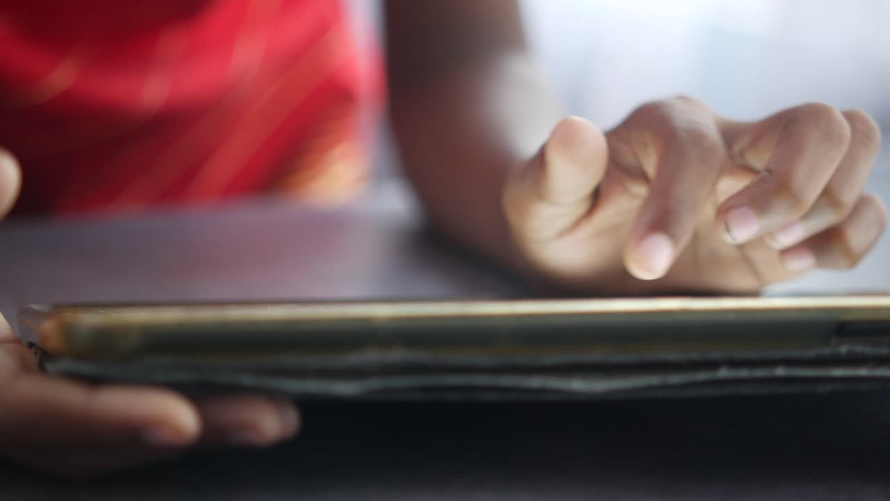 persona que utiliza la tableta