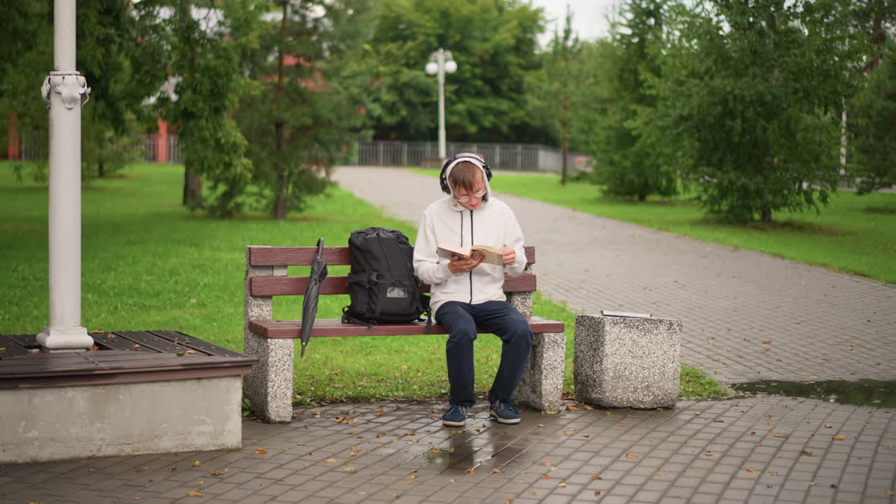 Белый мужчина на скамейке в парке читает книгу, в наушниках, рядом рюкзак; студент листает страницы блокнота, пассажир смотрит в телефон, писатель записывает мысли, мечтатель смотрит на лужу под облачным небом