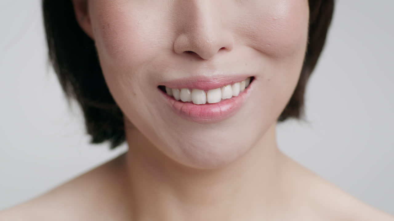 女性の顔と唇のクローズアップ