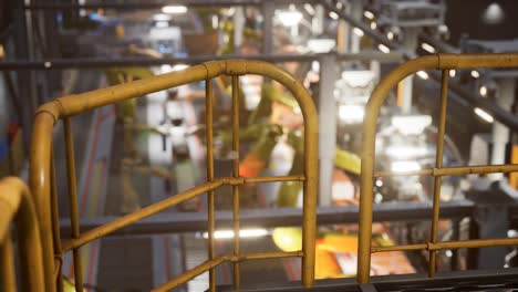 interior de una fábrica de automóviles con una línea de producción