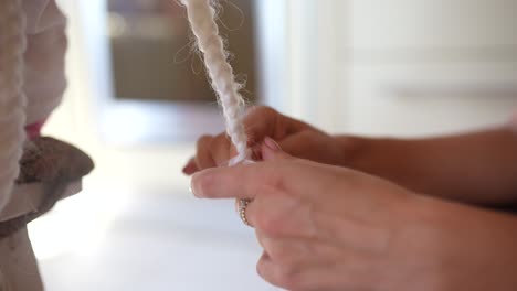 el trenzado de cabello blanco