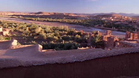 odsłaniając pustynną dolinę i rzekę pod punktem orientacyjnym ait ben haddou w maroku