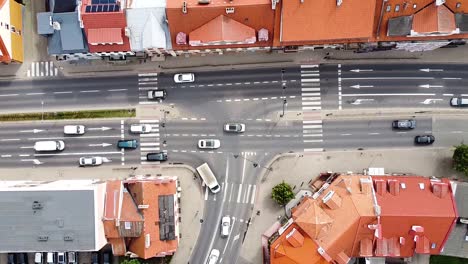 vista de arriba hacia abajo de los techos rojos y la intersección de las calles