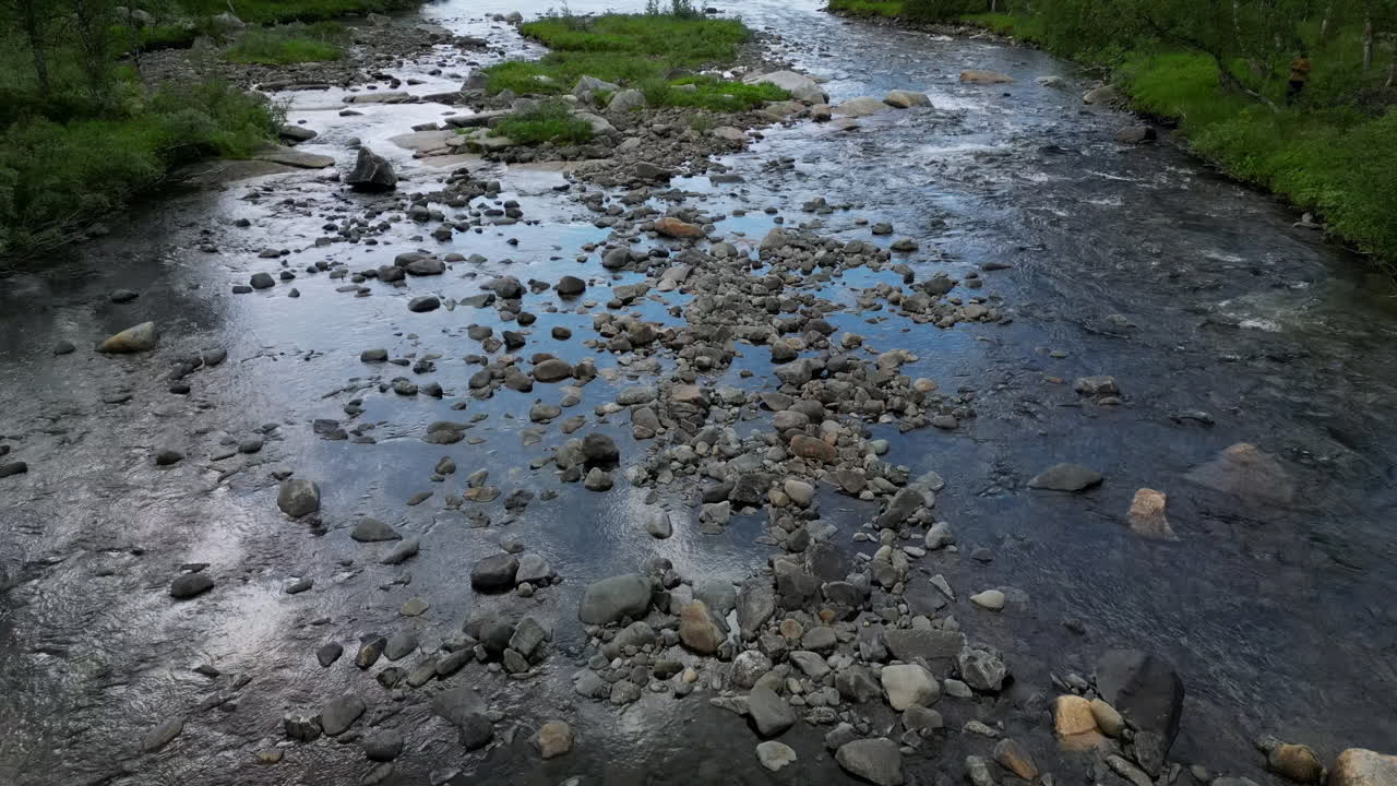 el derretimiento del glaciar formando un río y fluyendo hacia abajo, vista aérea