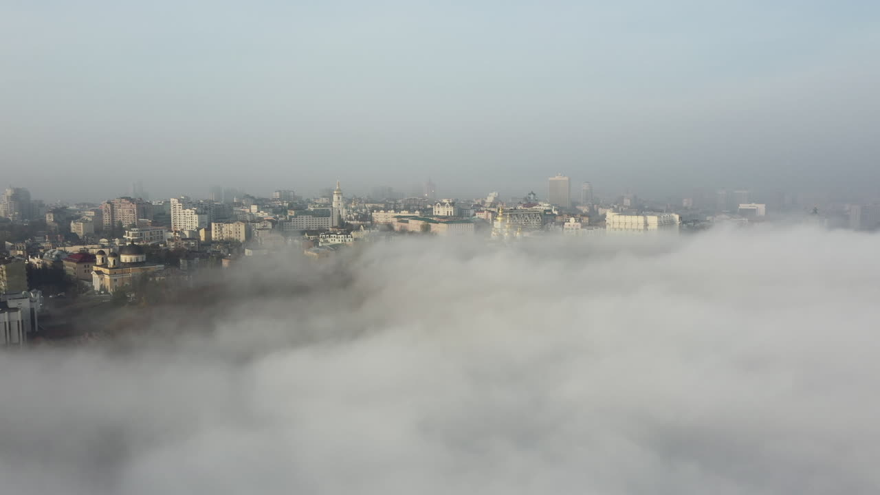 Город, окутанный туманом.