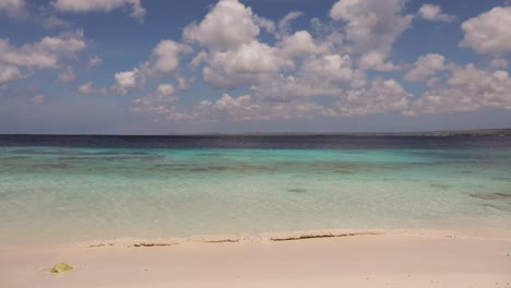 la arena blanca de la playa burro, bonaire