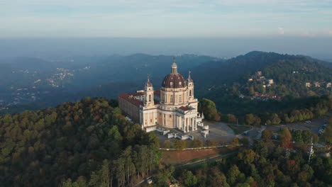 volando sobre la basílica de superga al atardecer turin italia