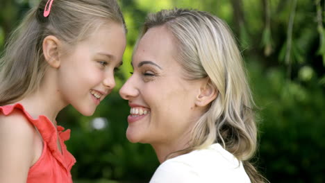 retrato de una madre y una hija lindas abrazándose y sonriendo