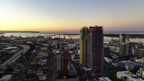 Vista-Aérea-De-La-Nueva-Construcción-De-Gran-Altura-En-San-Diego,-Colorido-Atardecer-En-Ca,-Estados-Unidos