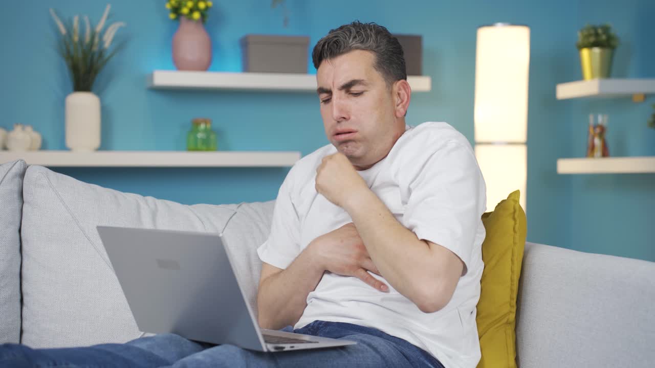 el hombre de la tos.