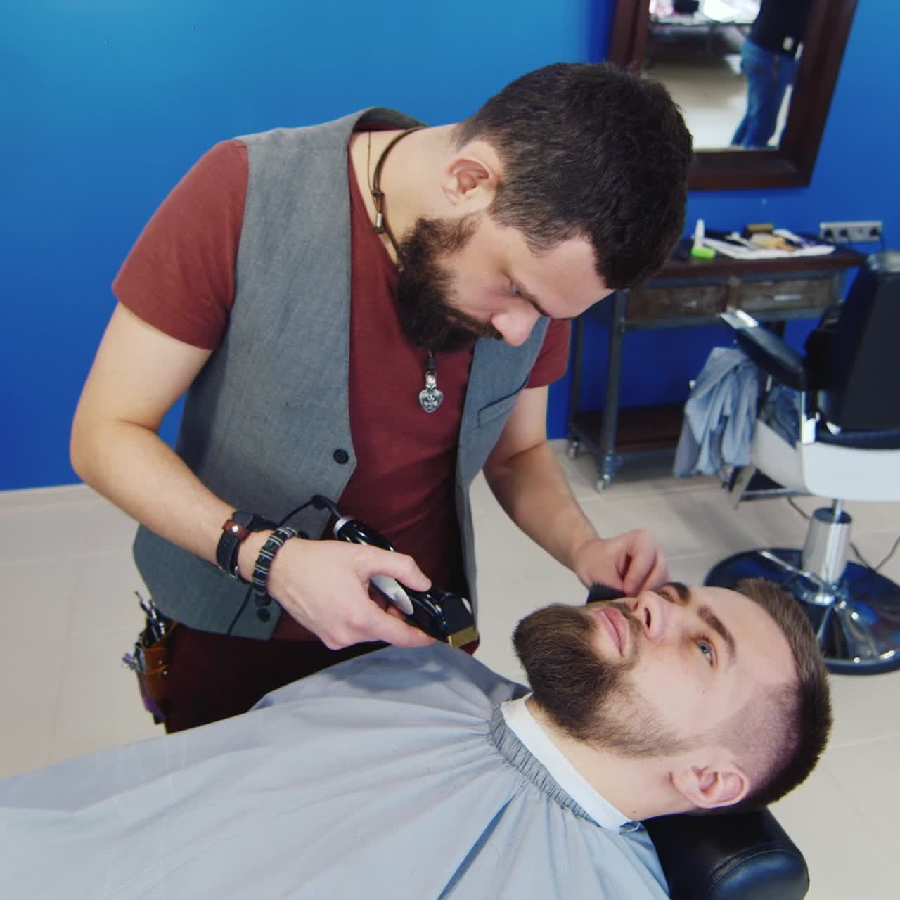 Frisør arbejder i salon