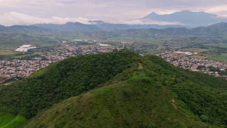 Impresionante-Vista-Panorámica-Sobre-El-Cerro-De-La-Cruz-En-Tecalitlán,-La-Ciudad-Y-La-Cordillera-Lejana