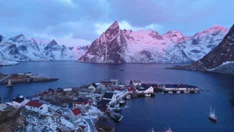 Schneebedeckte-Berge-Sind-Bei-Sonnenuntergang-Auf-Den-Lofoten-Norwegen-Zu-Sehen