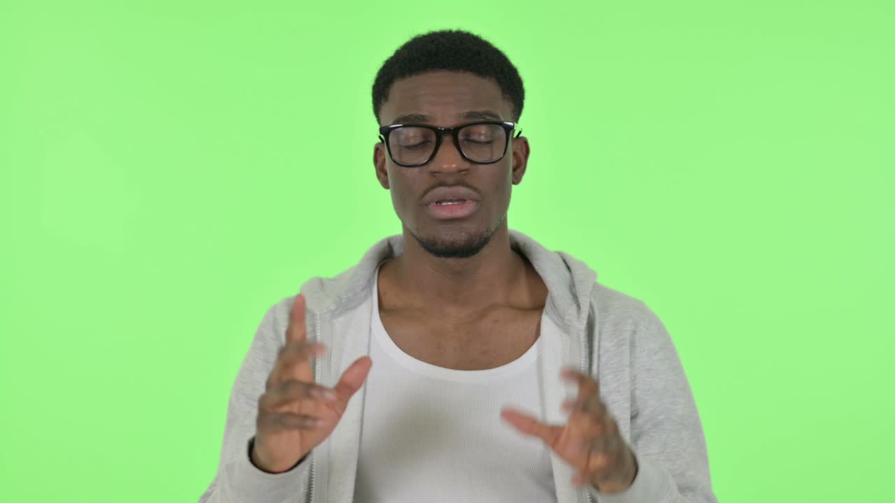 hombre africano luchando, discutiendo en el fondo verde