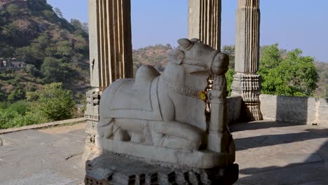 Nandi-La-Vaca-Sagrada-En-El-Templo-De-Shiva-Con-Un-Cielo-Azul-Brillante-En-La-Mañana