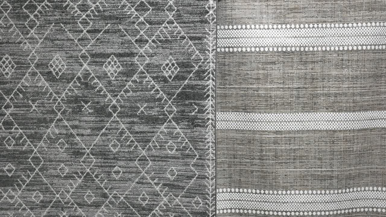 dos alfombras con diseños diferentes