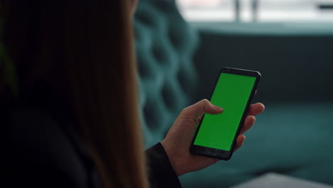 Manos-De-Mujer-Usando-Un-Teléfono-Inteligente-Con-Pantalla-Verde.-Chica-Desconocida-Trabajando-Por-Teléfono