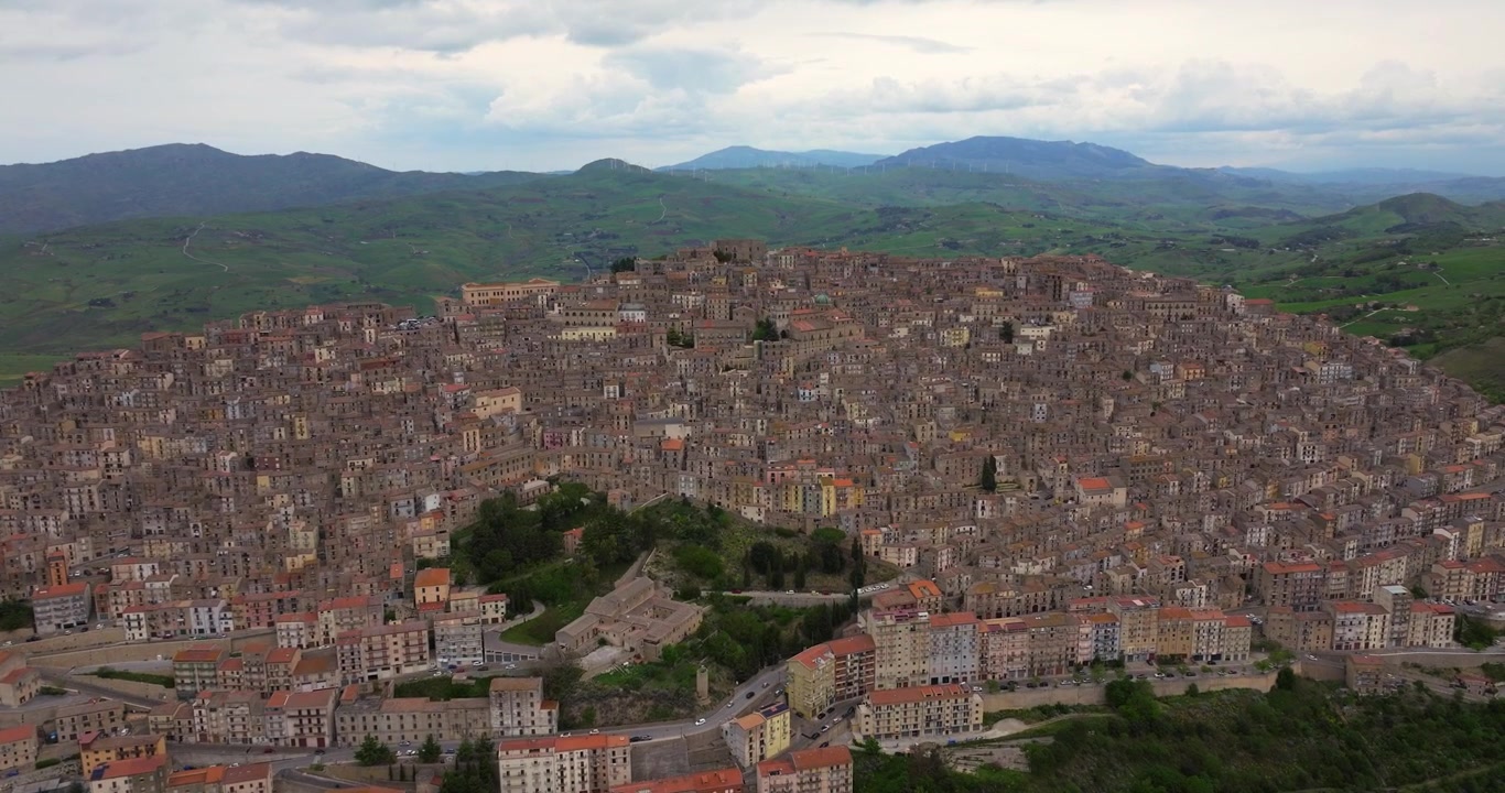Gangi - Uno dei Borghi più Belli d'Italia - Ripresa Drone in Avanti.