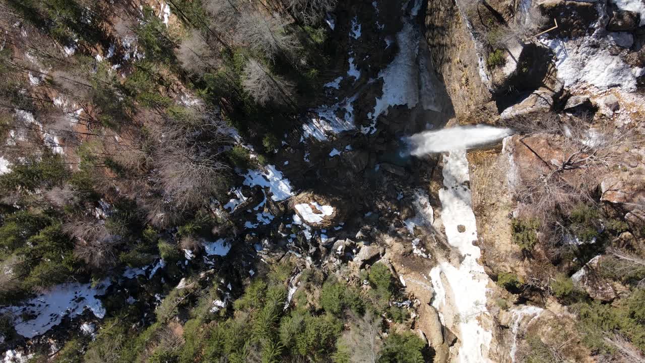 chorreantes cascadas pericnik eslovenia rodeadas de bosques nevados y acantilados