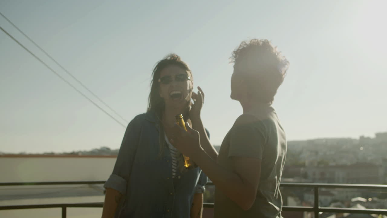 옥상 파티에서 웃고 춤추는 행복한 백인 커플