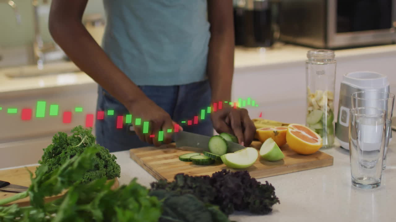 Tagliare verdure sul bancone della cucina, animazione di dati di borsa sulla scena