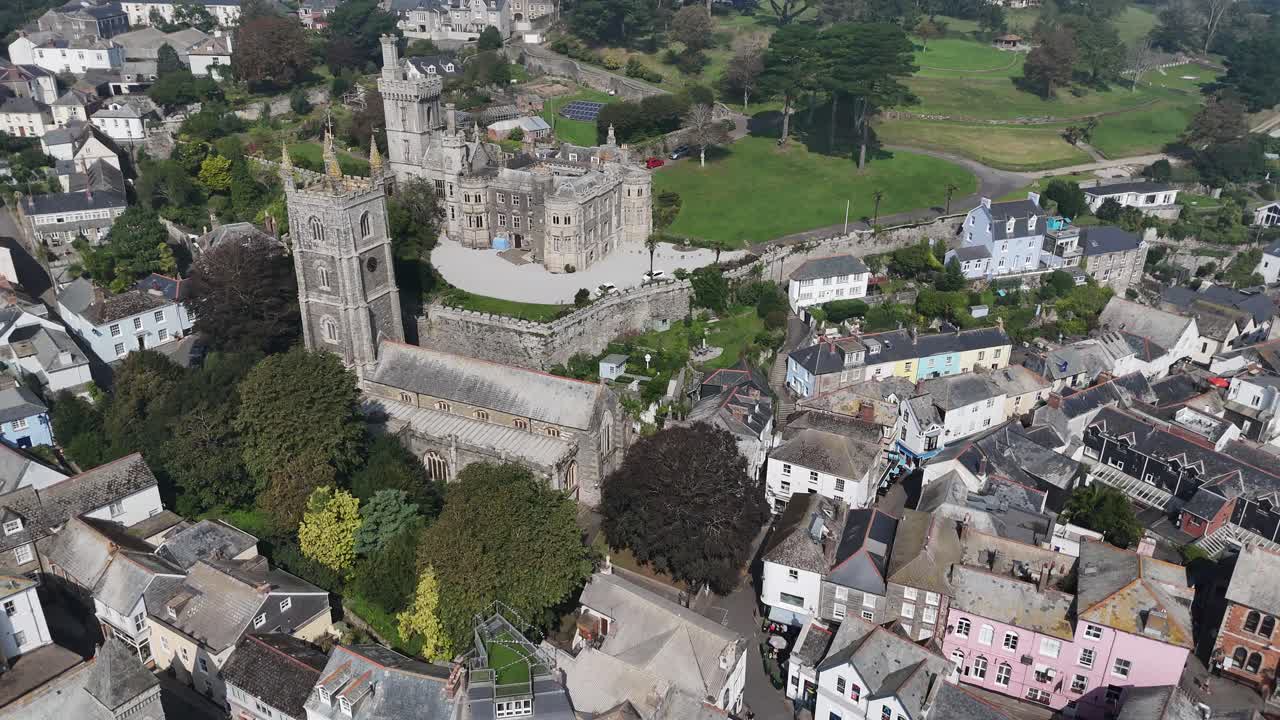 iglesia parroquial de fowey, cornualles, reino unido drone, avión aéreo