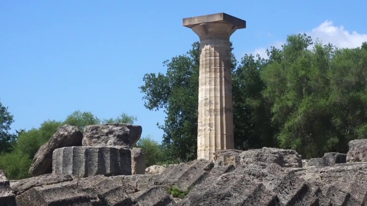 Antiche rovine greche del Tempio di Zeus a Olimpia, Grecia.