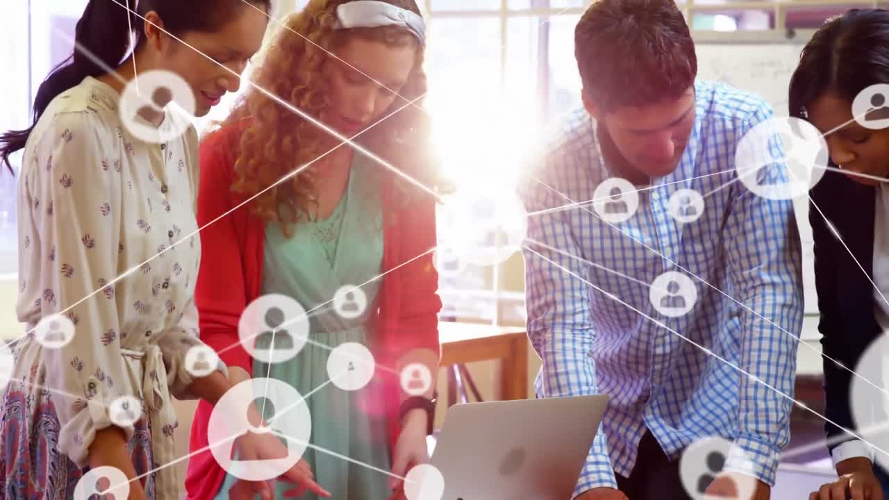 animación de la red de conexiones con iconos sobre diversas personas de negocios en la oficina