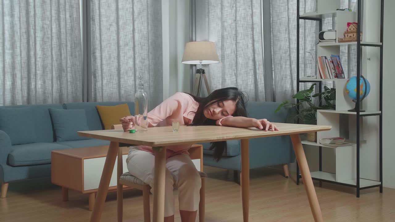 술에 취한 아시아 여성이 집에서 잠을 자고 있습니다.
