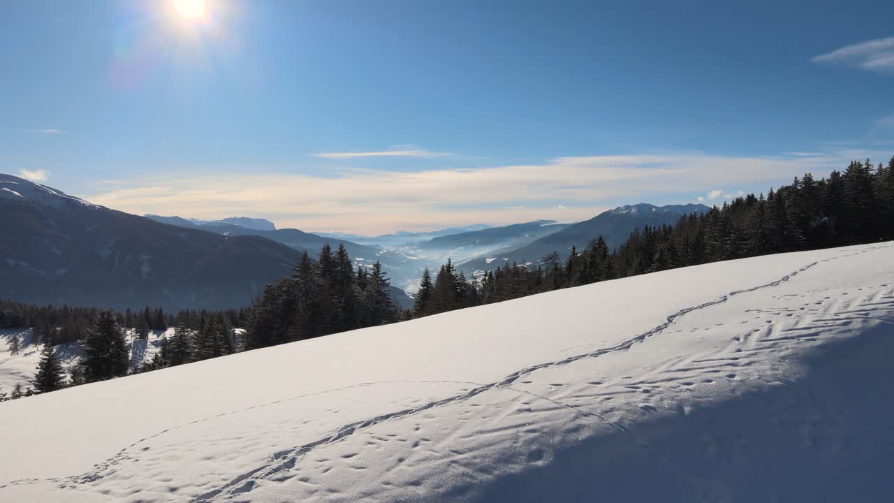belle alpi italiane durante l'inverno con alberi pieni di neve e un tramonto incredibile