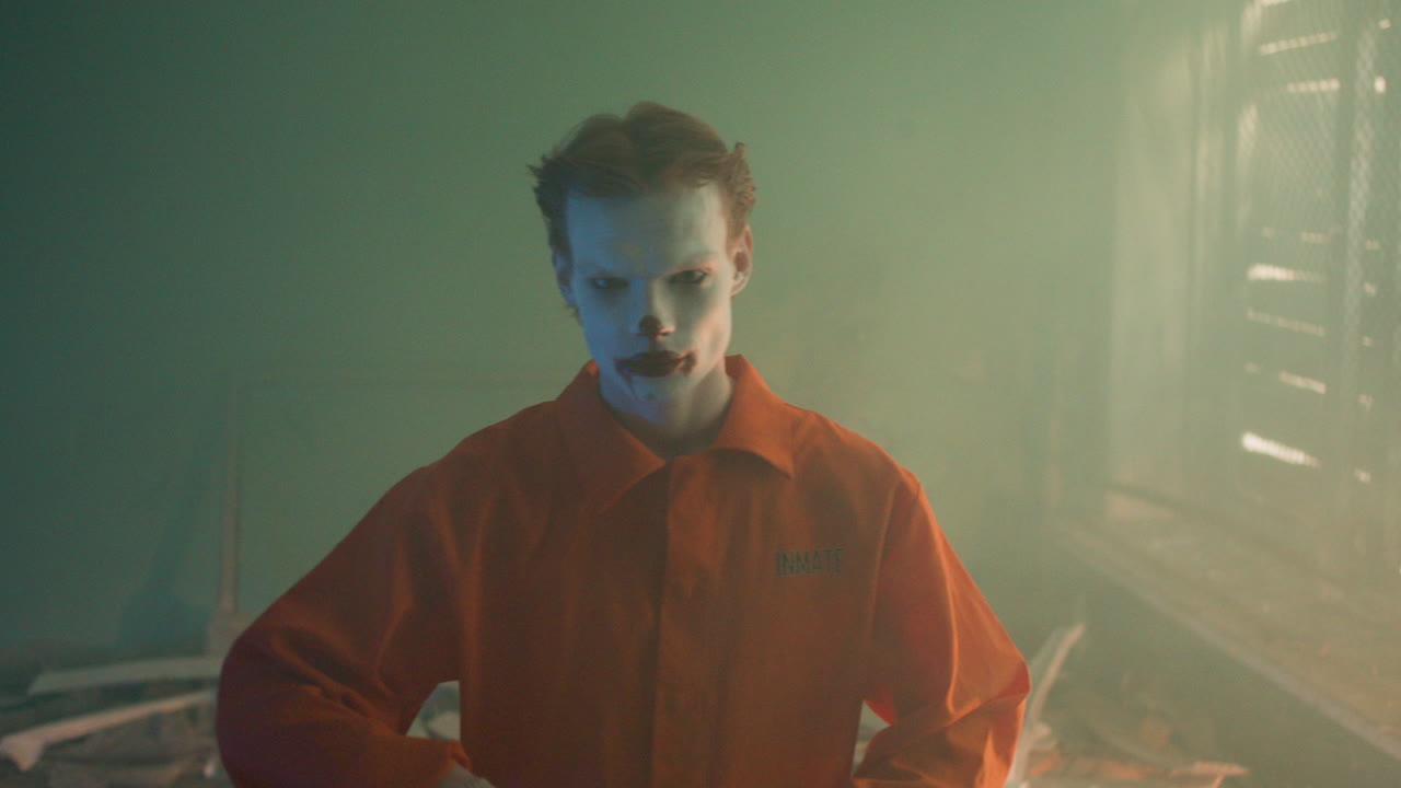 payaso aterrador en una casa abandonada