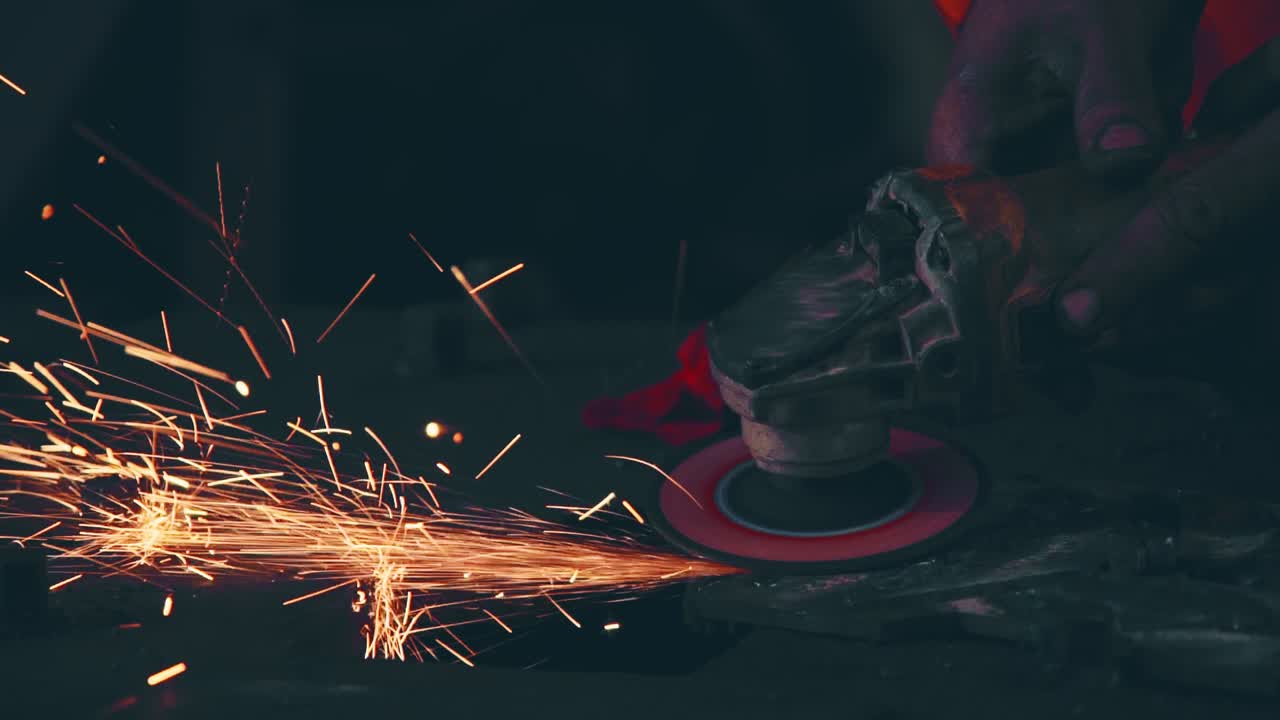 el mecánico profesional está cortando metal de acero.