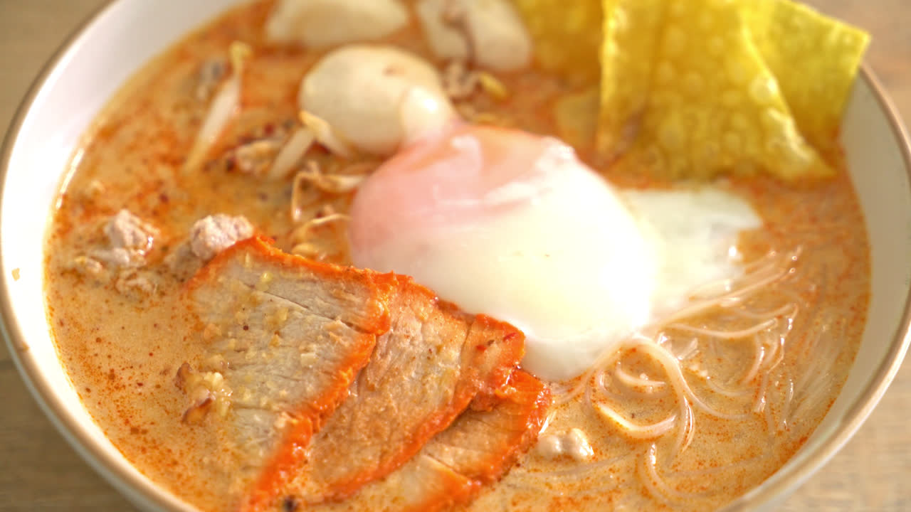 fideos de arroz con albóndigas, cerdo asado y huevo en sopa picante - fideos tom yum