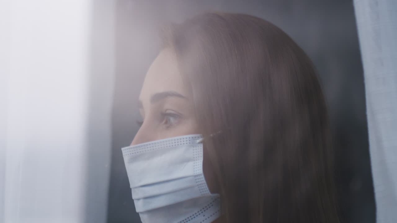 마스크를 쓰고 있는 젊은 여성