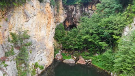 Video-De-Drones-De-4k-De-La-Sucursal-De-Burnett-En-Emerald-Village-Cerca-De-Little-Switzerland,-Nc-El-Día-De-Verano-7