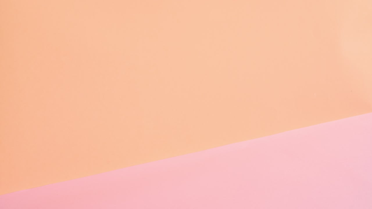 로맨틱한 발렌타인 데이 풍선은 오렌지 분홍색 파스텔 테마에 나타납니다.