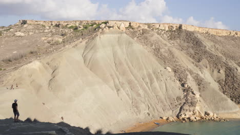 excursión viaje en solitario viaje al borde de los acantilados de malta