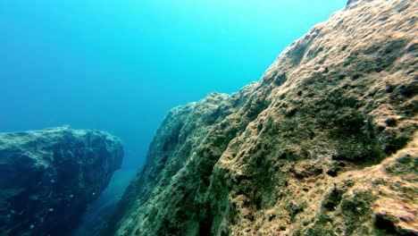 fondo marino con rocas - tiro bajo el agua