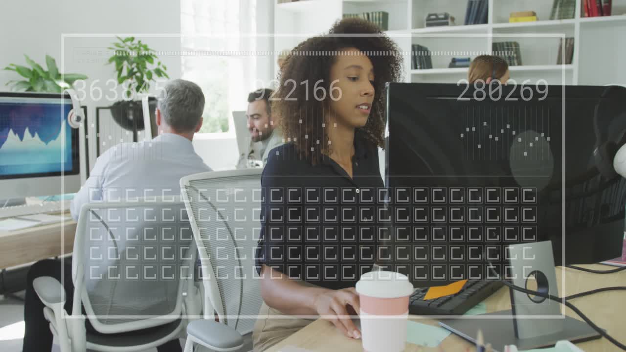 animación de la barra de carga, cuadrados, números cambiantes, mujer biracial trabajando en la computadora en la oficina