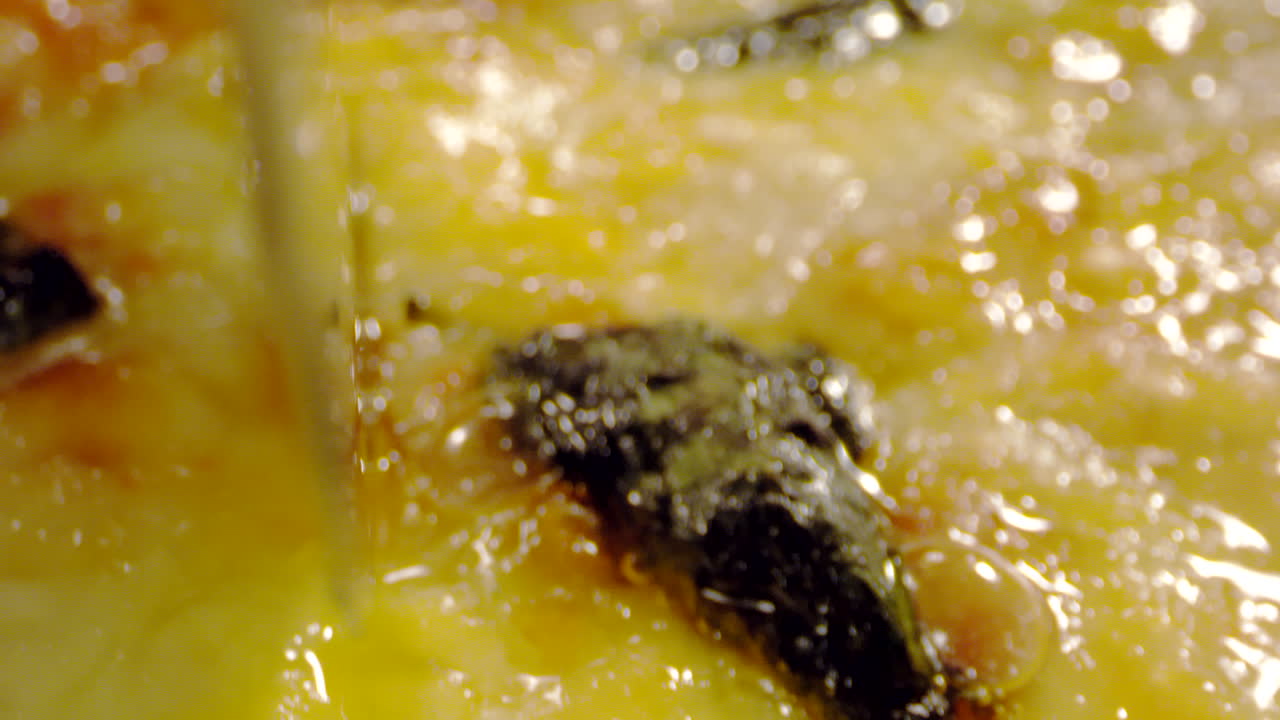 매크로는 치즈와 토마토 소스를 곁들인 절단 피자를 가져갑니다.