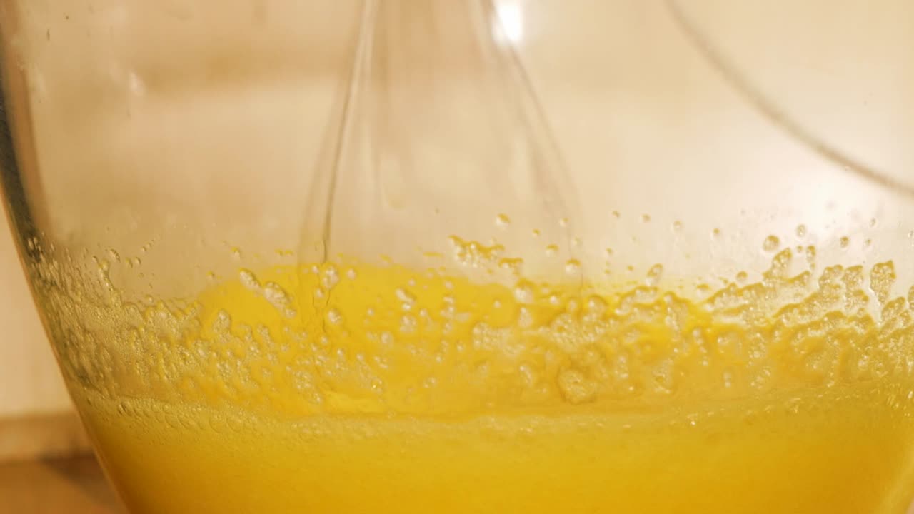 반죽을 믹서로 섞기